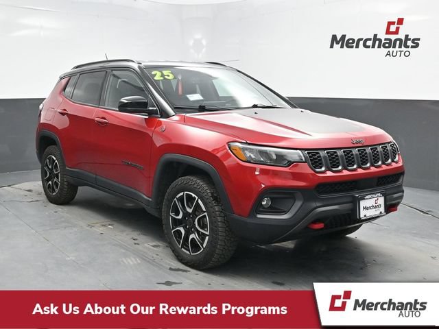 Used 2025 Jeep Compass Trailhawk AWD/4WD image 1