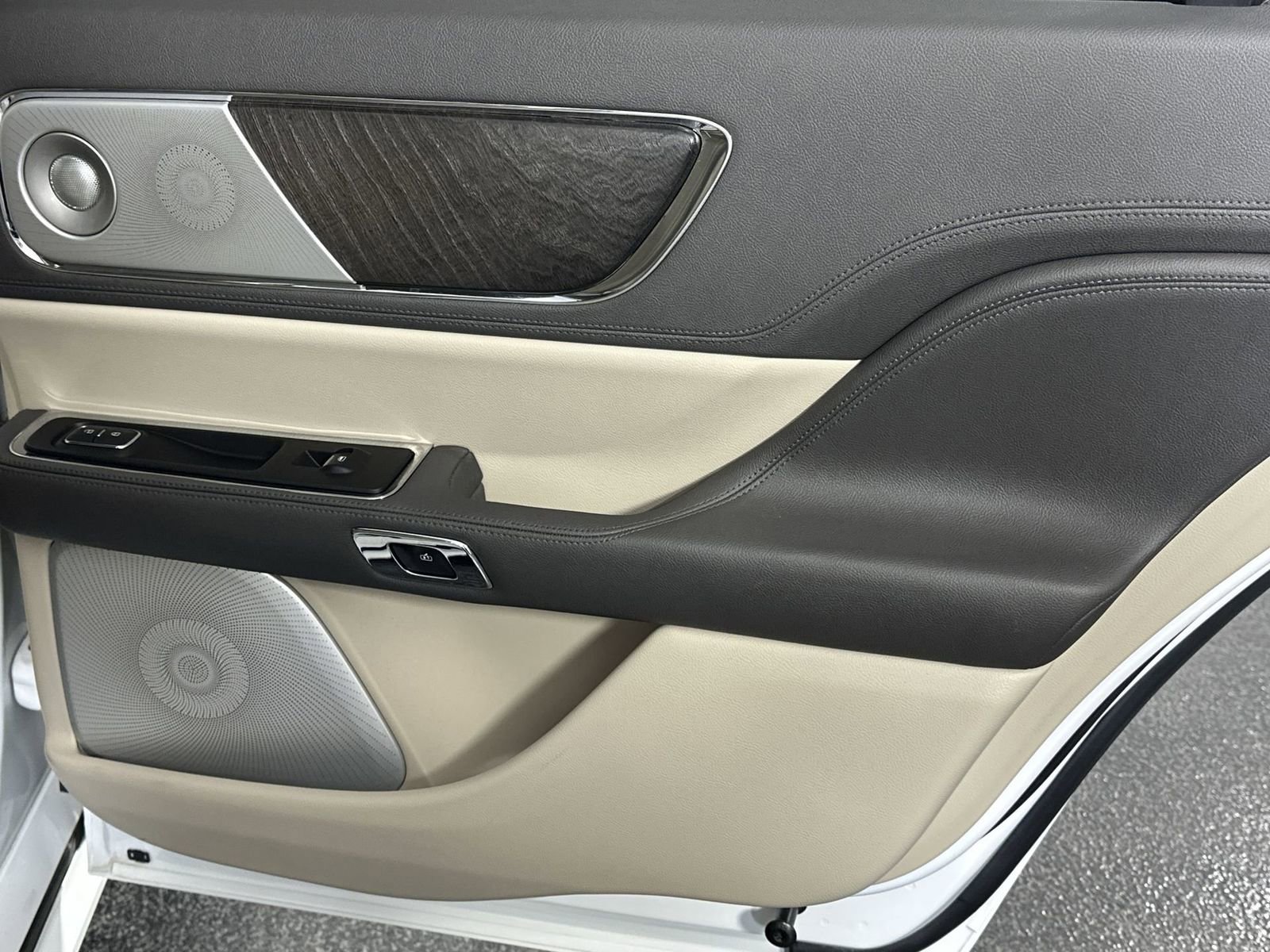 Used 2020 Lincoln Continental Reserve w/ Luxury Package image 32