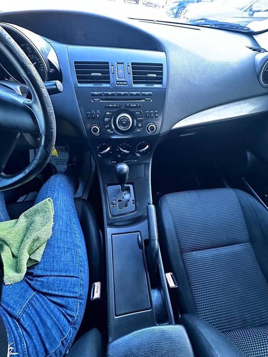 Used 2013 MAZDA MAZDA3 i SV FWD image 3