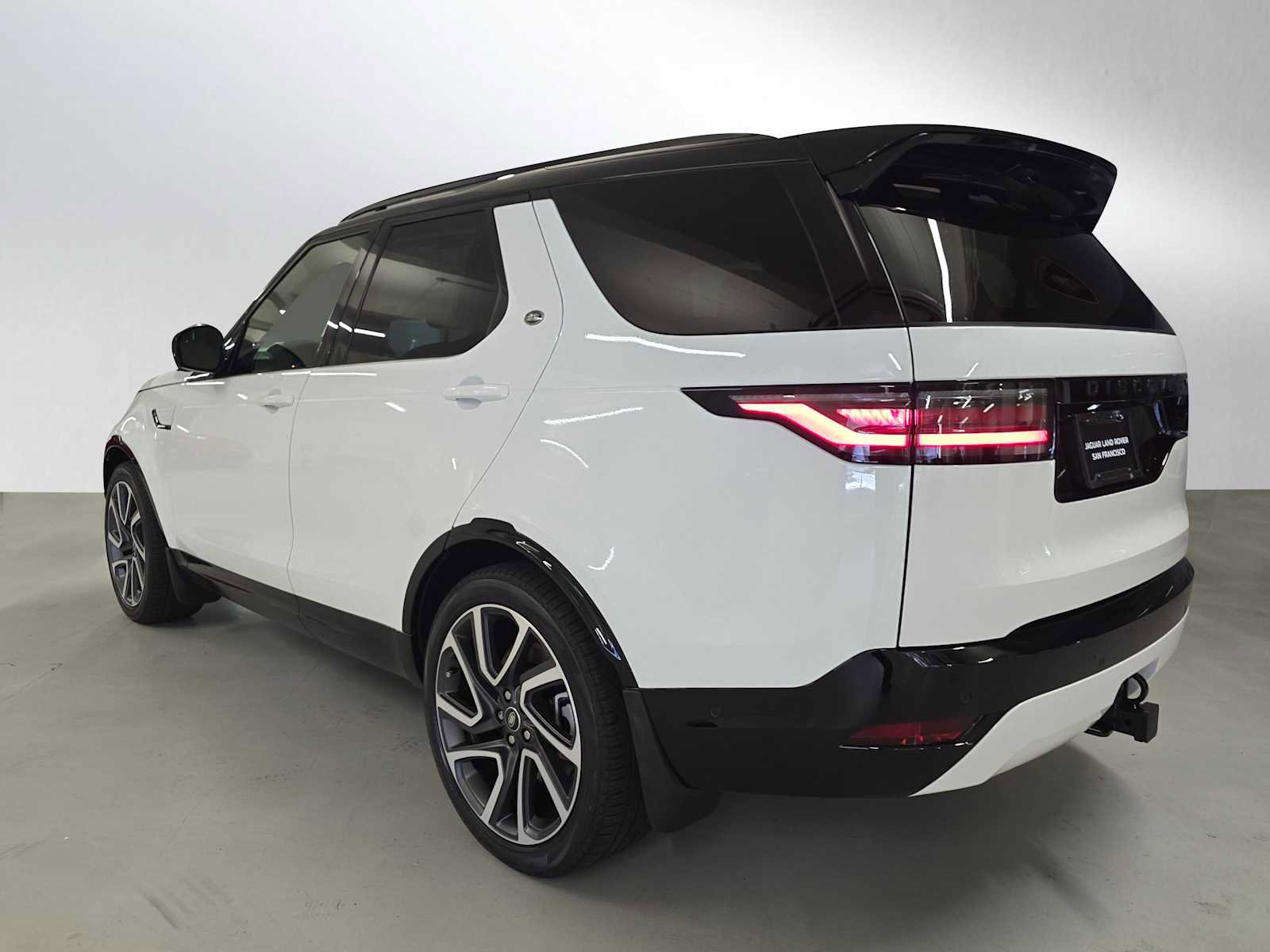New 2025 Land Rover Discovery Dynamic SE image 3