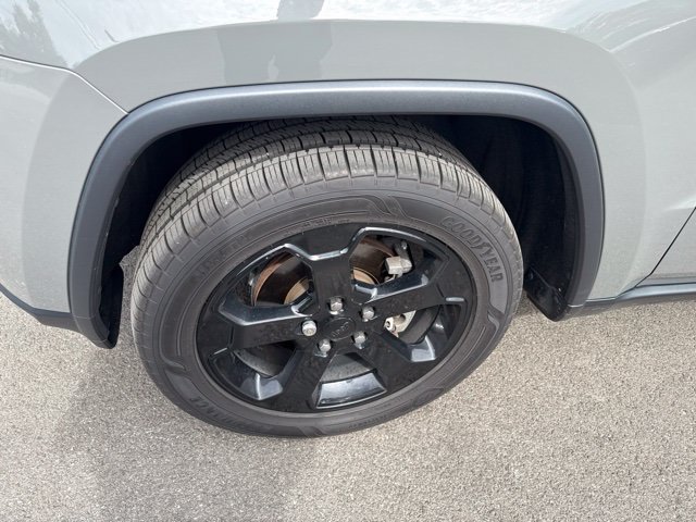 Used 2019 Jeep Grand Cherokee Laredo AWD/4WD image 3