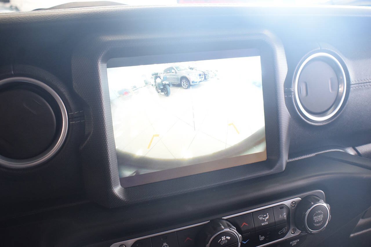 Used 2018 Jeep Wrangler Unlimited Sahara AWD/4WD image 26