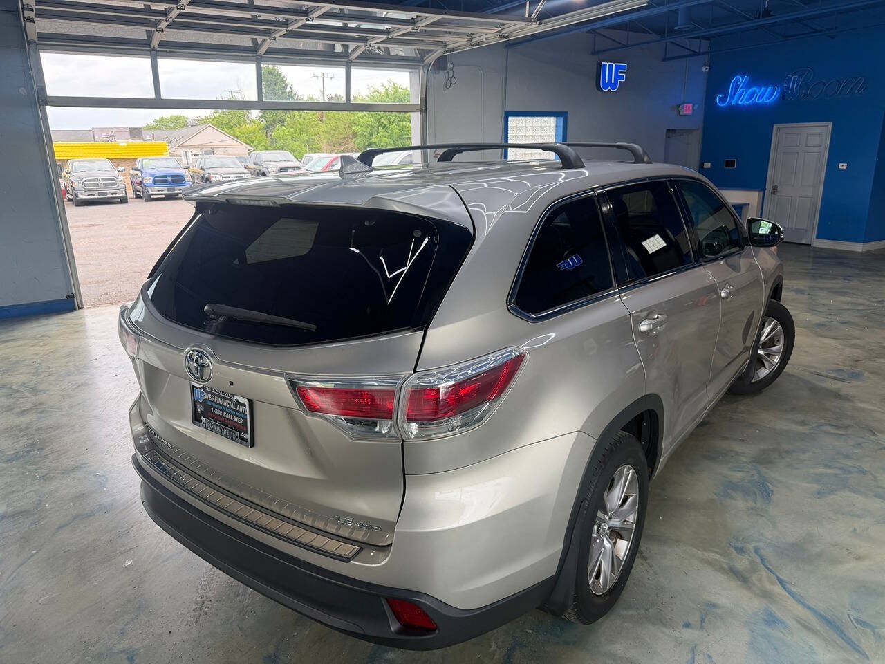 Used 2014 Toyota Highlander LE AWD/4WD image 2