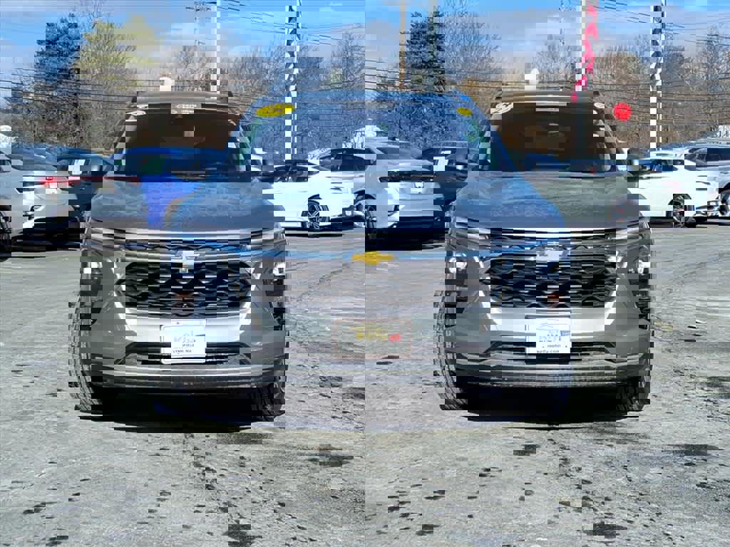 Used 2024 Chevrolet Trax LT w/ Driver Confidence Package image 2