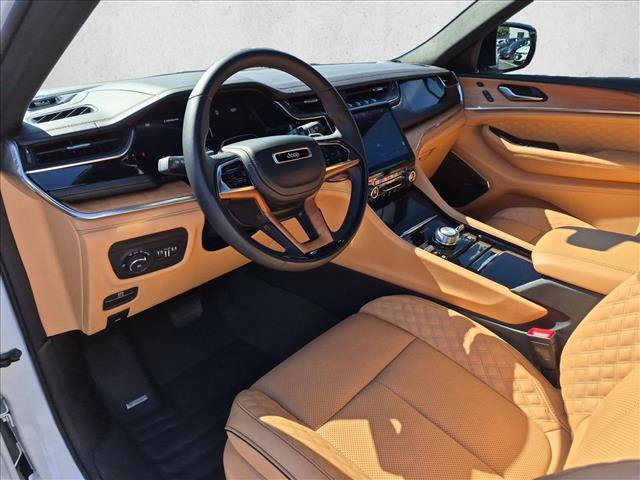 Used 2025 Jeep Grand Cherokee Summit AWD/4WD image 10