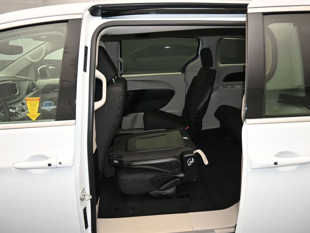 Used 2023 Chrysler Voyager LX image 37