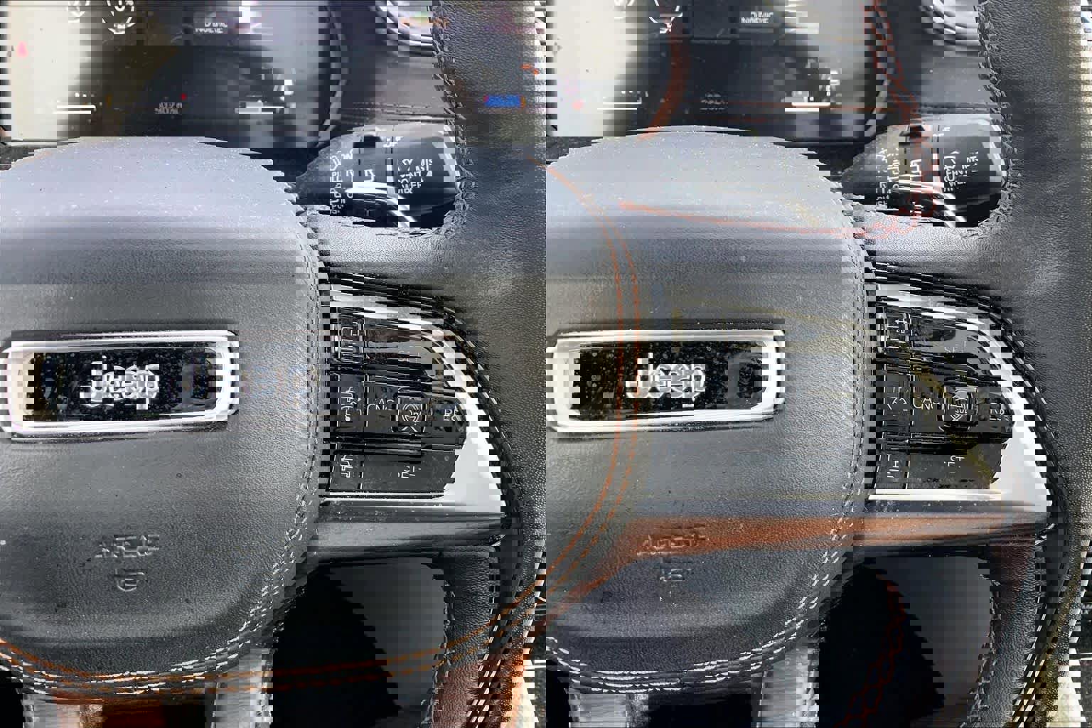 Used 2023 Jeep Grand Cherokee L Summit w/ Luxury Tech Group V image 25