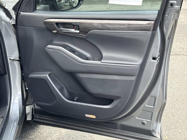 Used 2026 Toyota Highlander Platinum AWD/4WD image 8