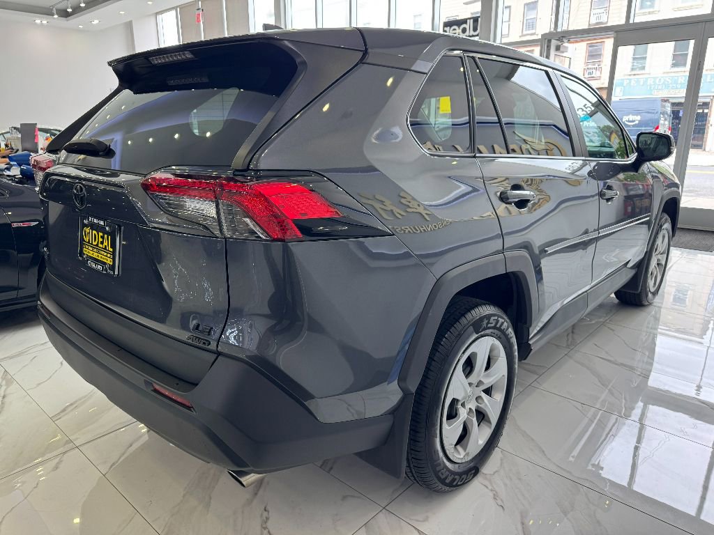 Used 2022 Toyota RAV4 LE image 4