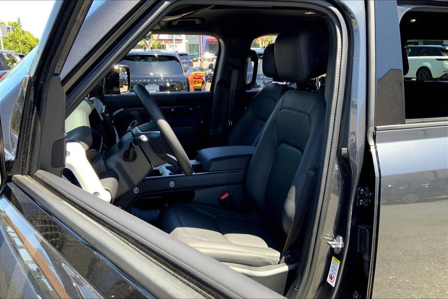 New 2025 Land Rover Defender 130 X-Dynamic SE AWD/4WD image 4