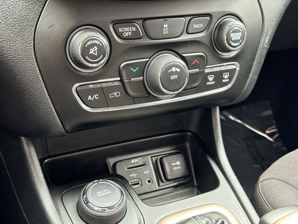 Used 2017 Jeep Cherokee Latitude w/ Cold Weather Group image 33