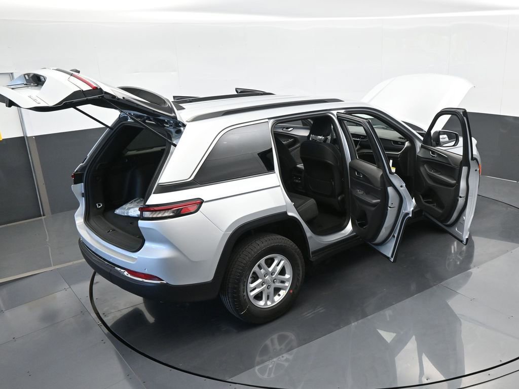 Used 2024 Jeep Grand Cherokee Laredo w/ Trailer Tow Package image 50