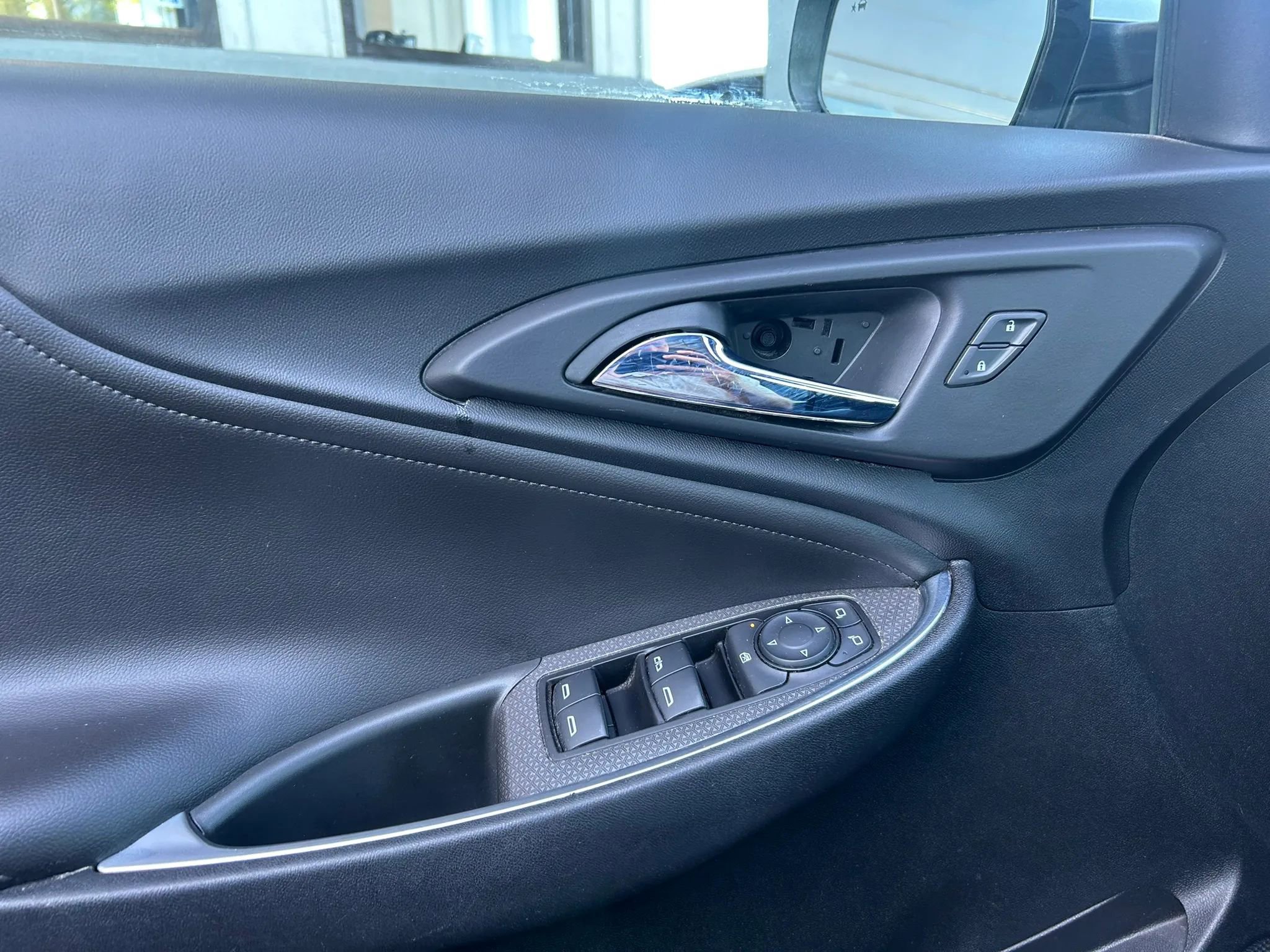 Used 2019 Chevrolet Malibu Hybrid w/ Leather Package FWD image 13