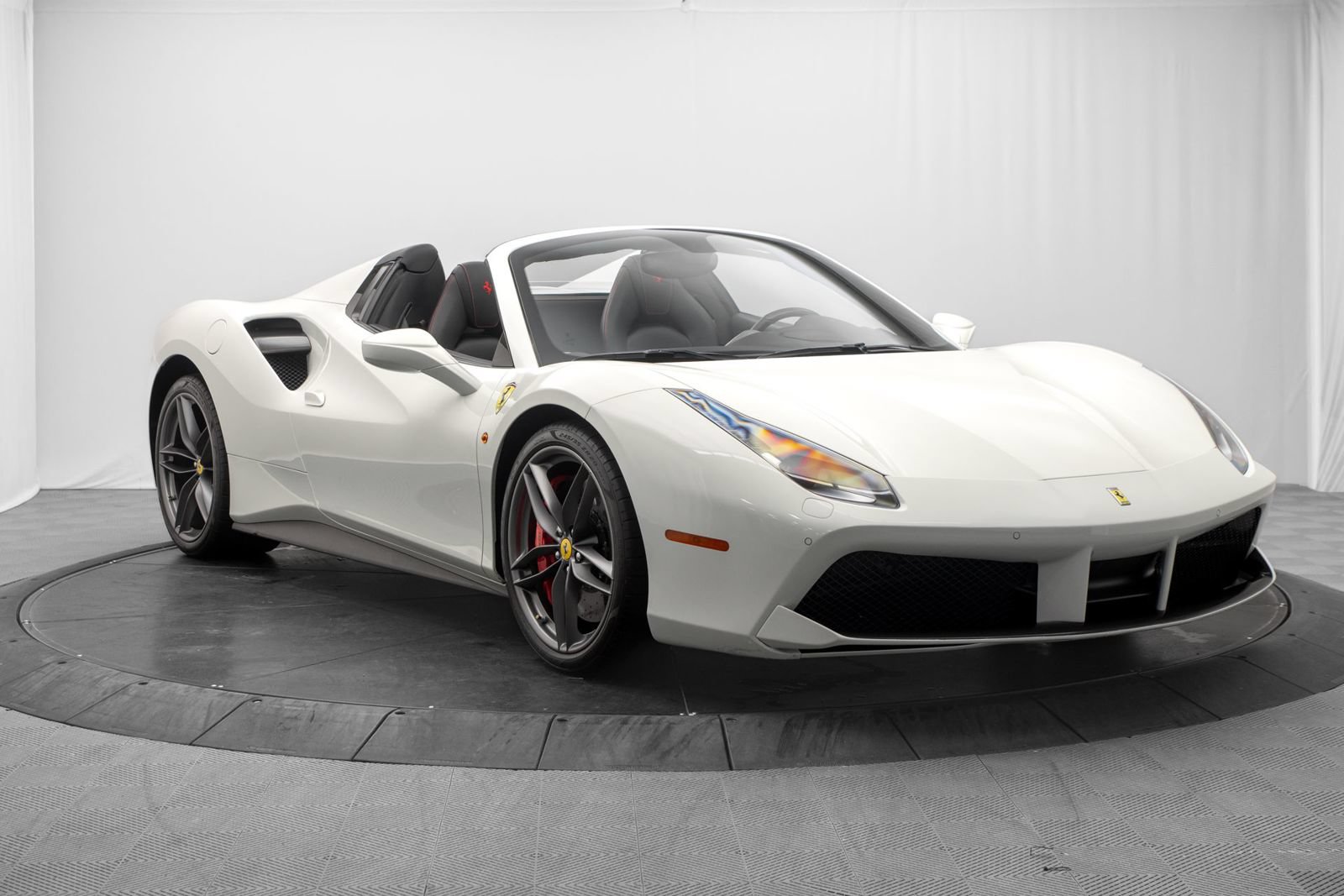 Used 2018 Ferrari 488 Spider RWD image 17