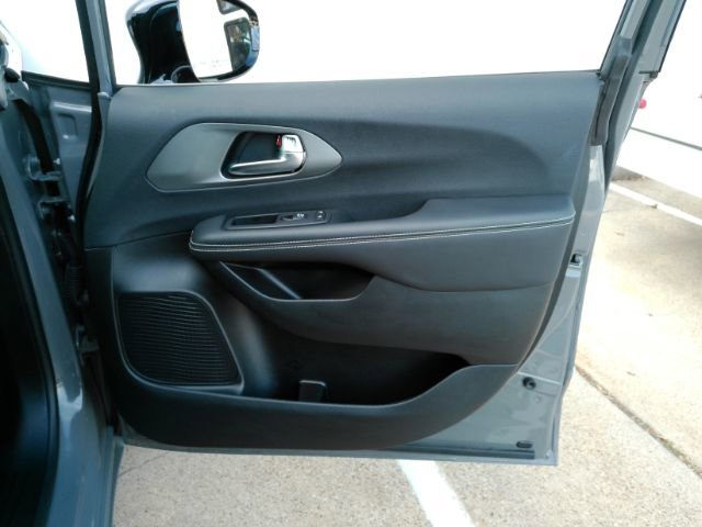 Used 2025 Chrysler Pacifica Select image 20