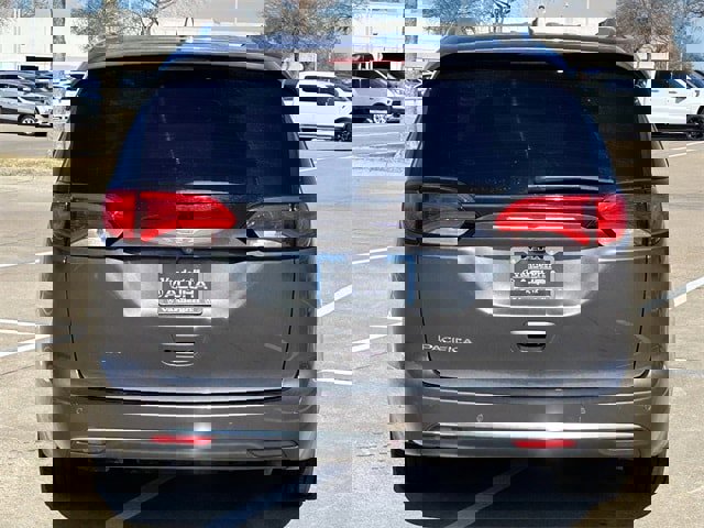 Used 2017 Chrysler Pacifica Touring-L Plus image 5