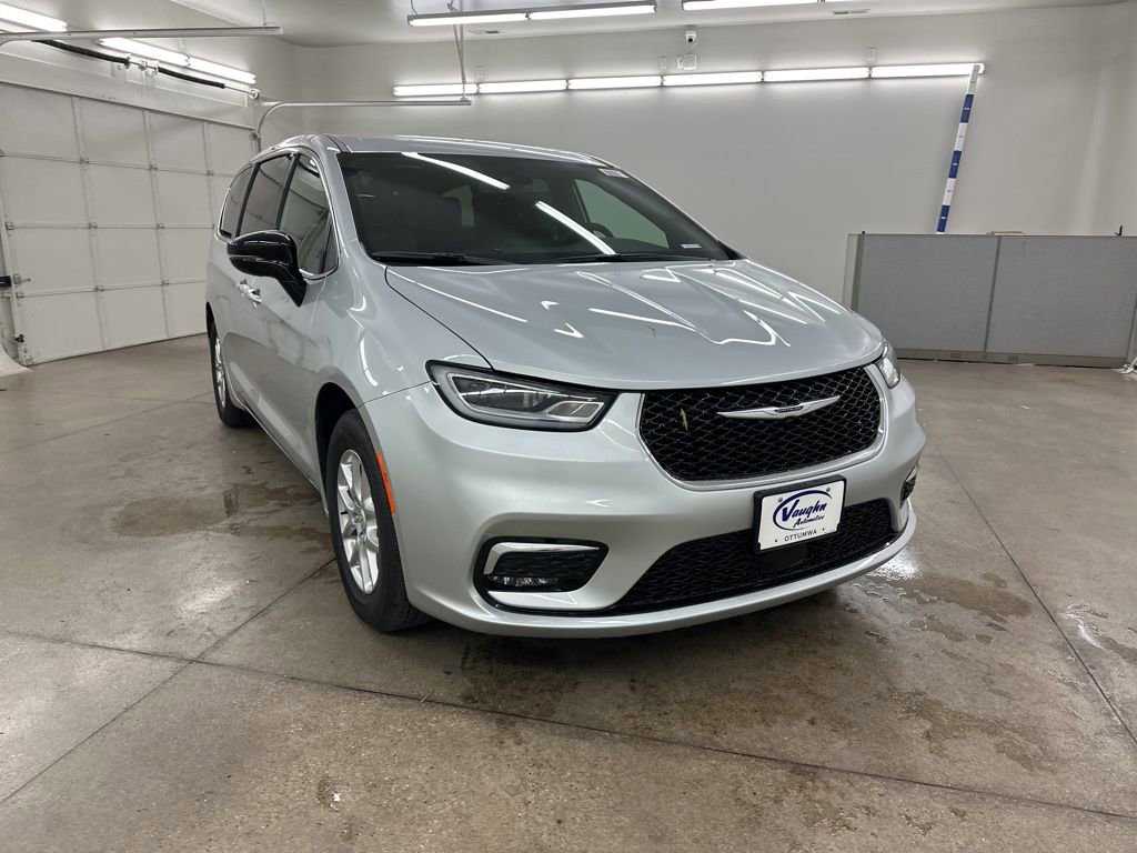 New 2026 Chrysler Pacifica Select image 2