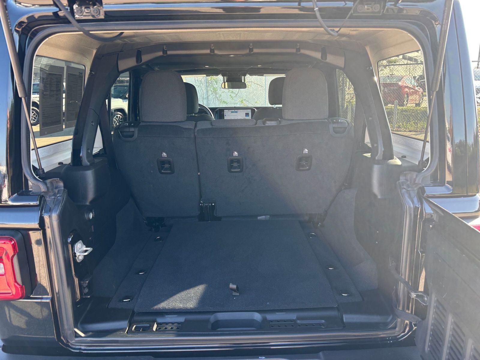 Used 2025 Jeep Wrangler Sahara image 30