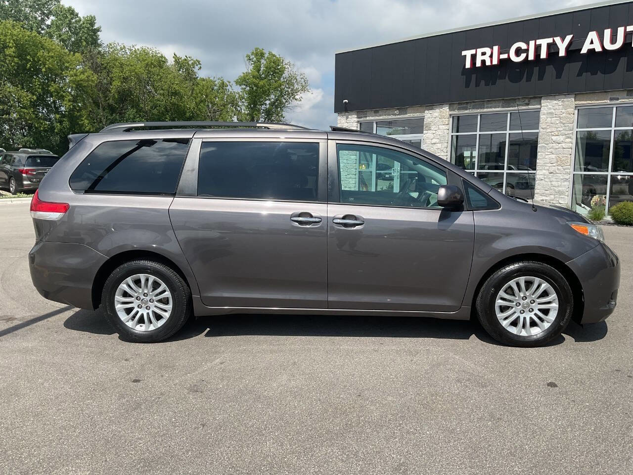 Used 2012 Toyota Sienna XLE FWD image 9