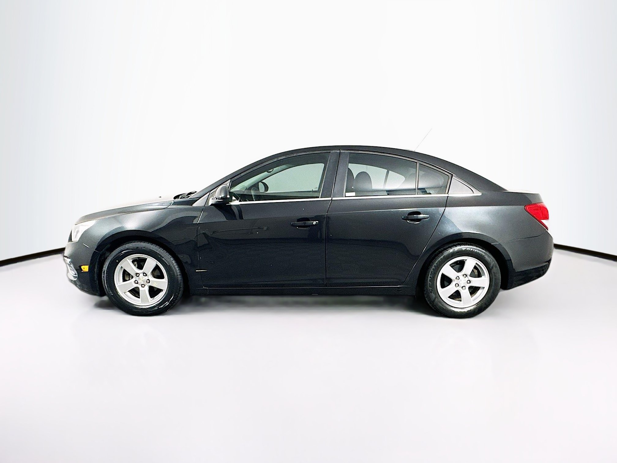 Used 2016 Chevrolet Cruze LT w/ Technology Package FWD image 4