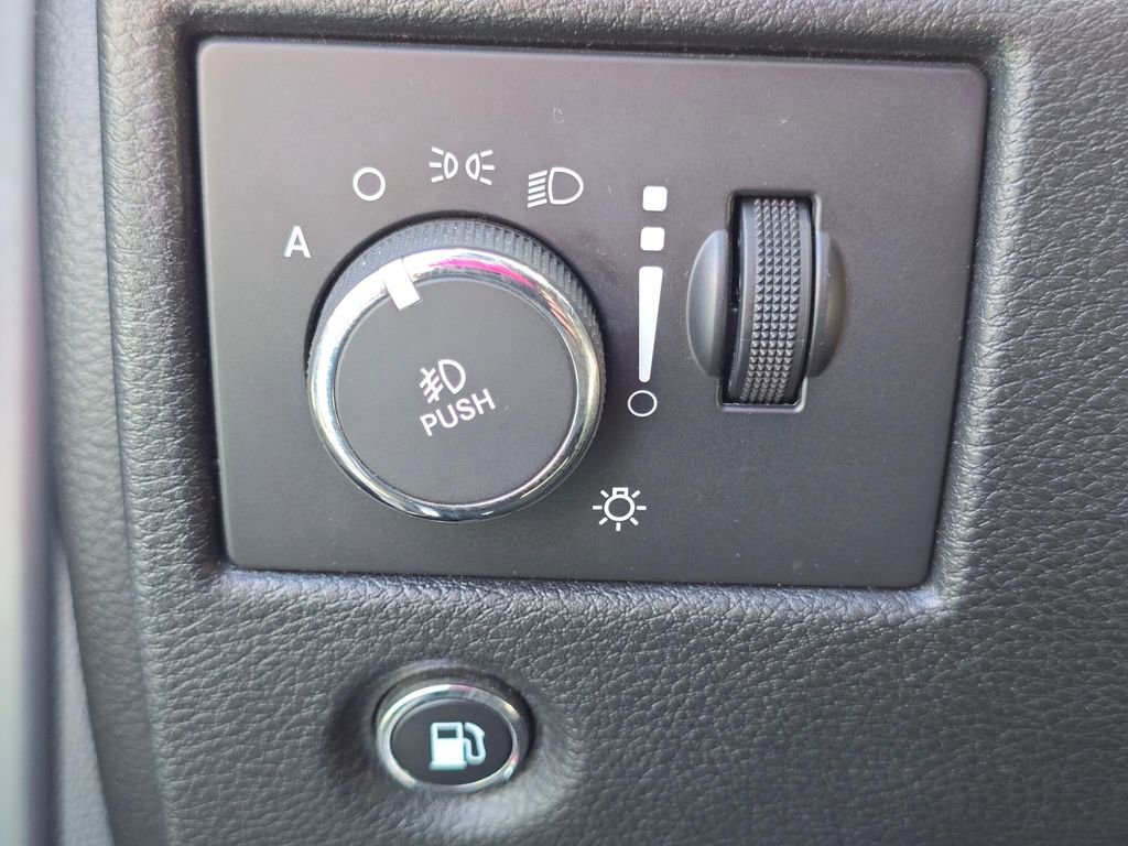Used 2014 Jeep Grand Cherokee Overland w/ Advanced Technology Group AWD/4WD image 26