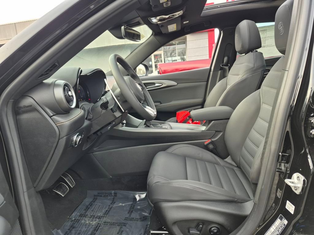 New 2025 Alfa Romeo Tonale w/ Premium Package AWD/4WD image 2