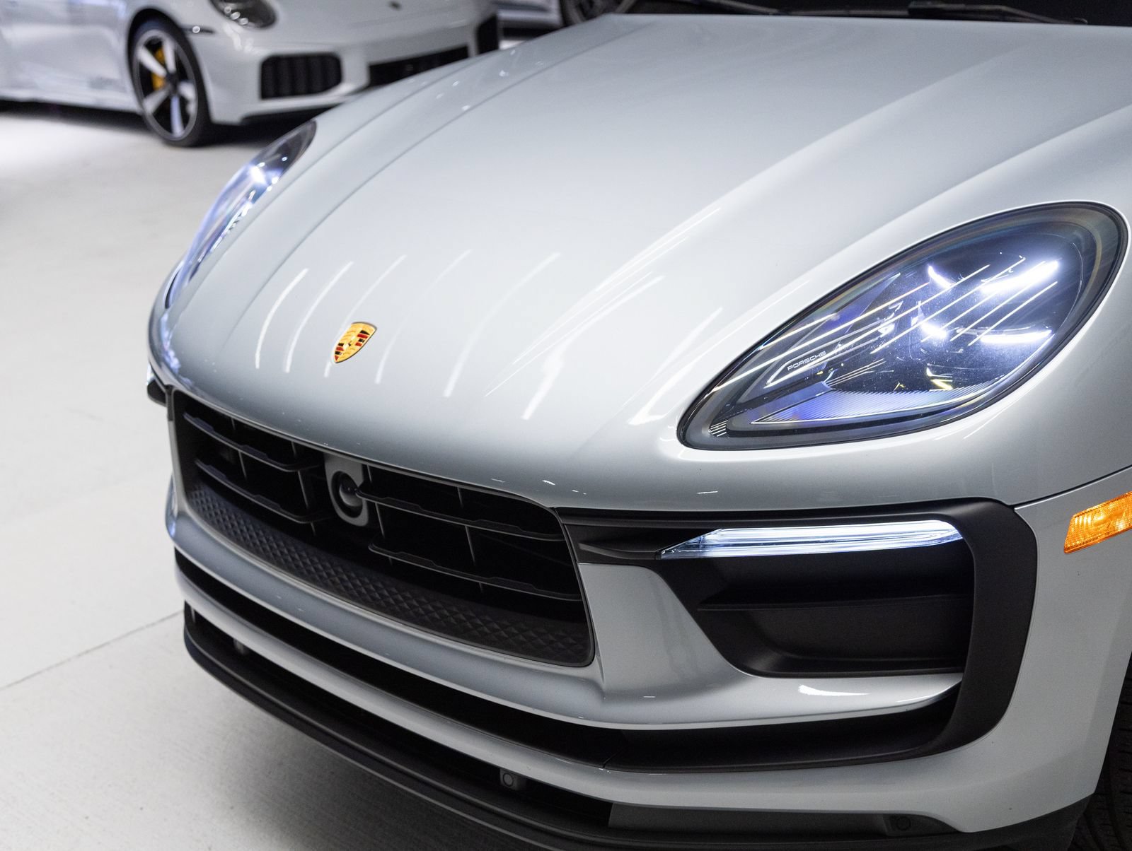 Certified 2024 Porsche Macan AWD/4WD image 32
