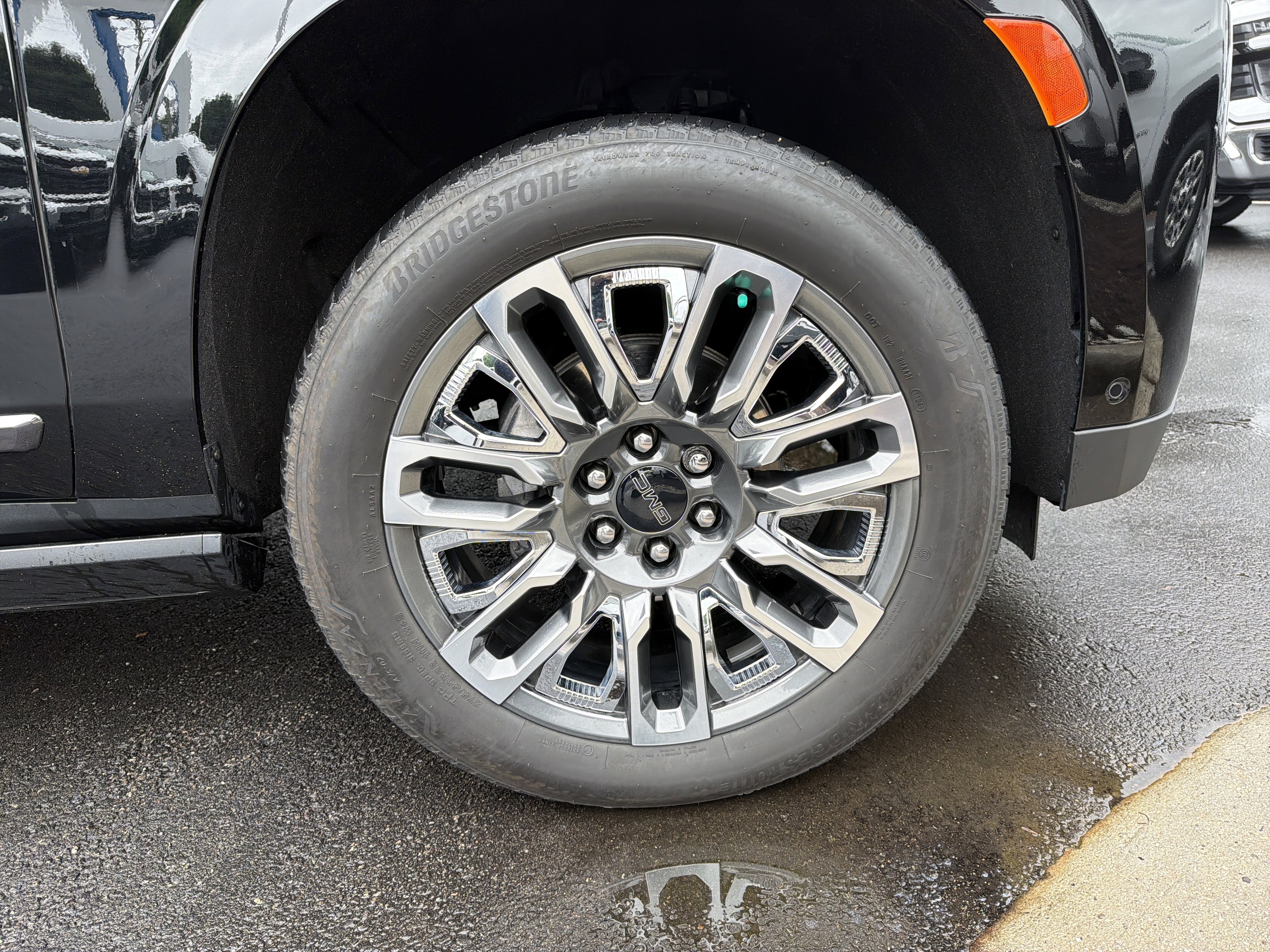 Used 2024 GMC Yukon XL Denali Ultimate AWD/4WD image 13