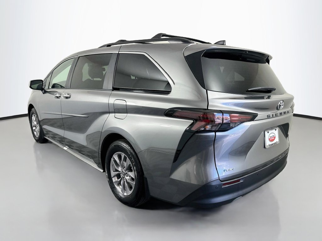 Used 2026 Toyota Sienna XLE FWD image 7