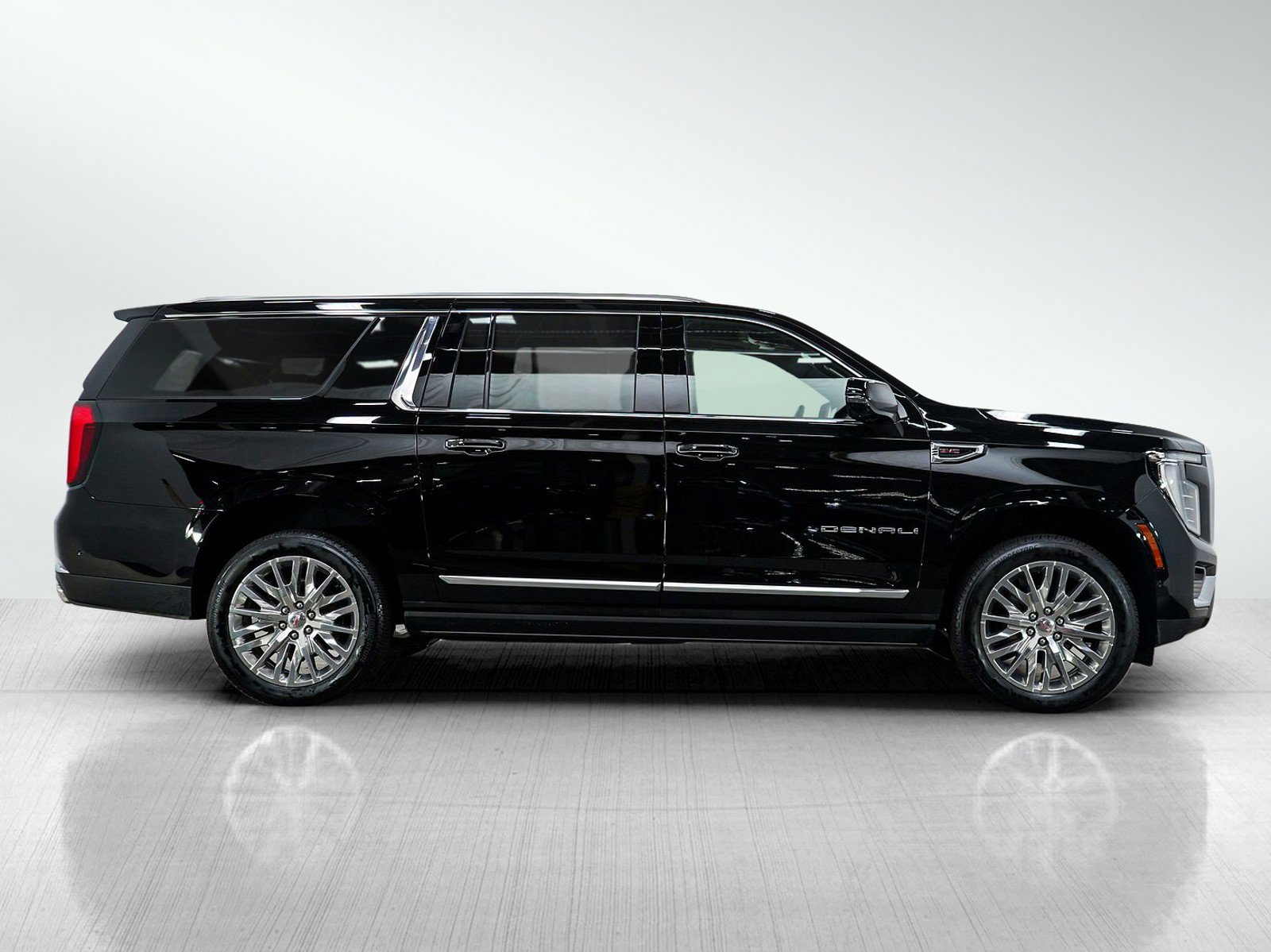 Used 2025 GMC Yukon XL Denali w/ Sun & Power Step Package AWD/4WD image 6