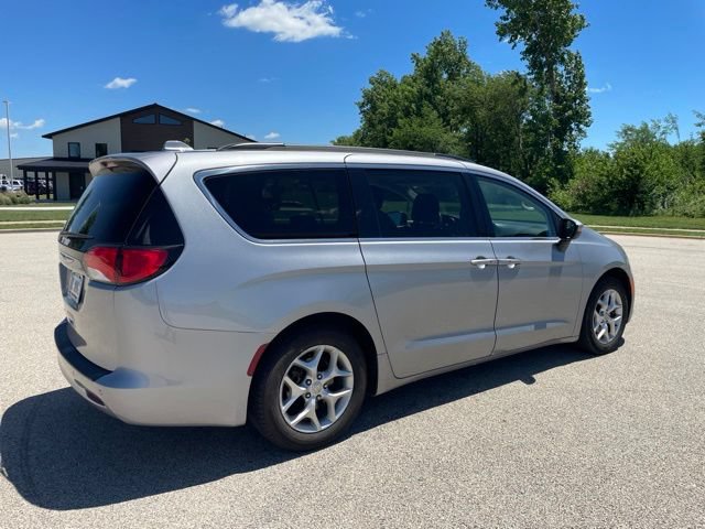 Used 2018 Chrysler Pacifica Touring w/ Tire & Wheel Group FWD image 3