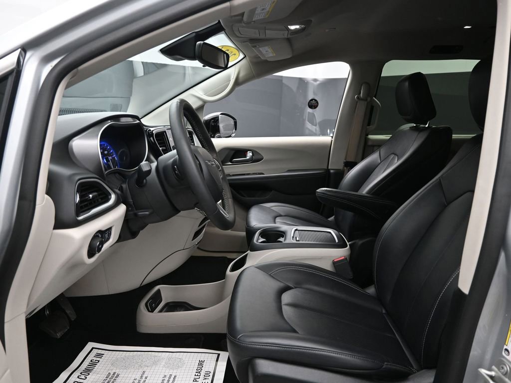 Used 2024 Chrysler Pacifica Touring-L image 17