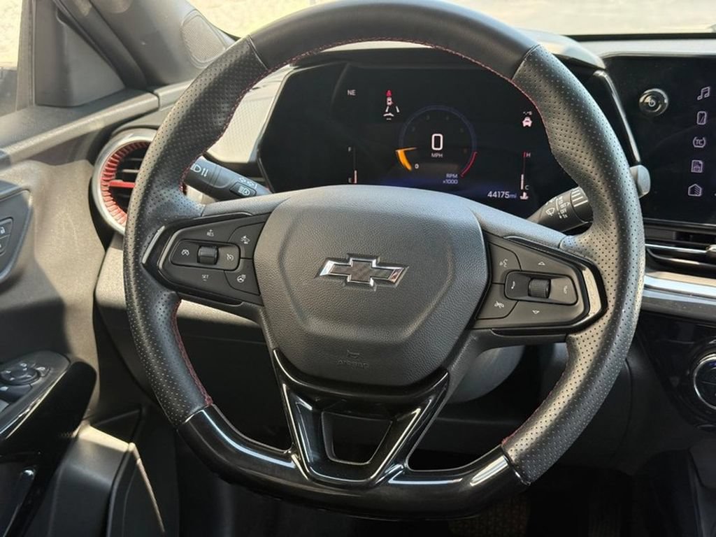Used 2025 Chevrolet Trax RS w/ Sunroof Package FWD image 20