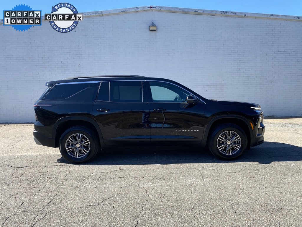 Used 2025 Chevrolet Traverse LT image 1