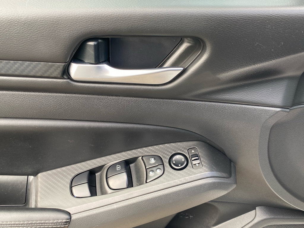 Used 2024 Nissan Altima 2.5 SV image 18