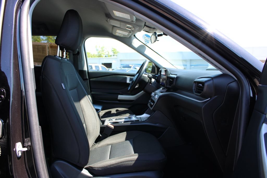 Used 2023 Ford Explorer XLT AWD/4WD image 29