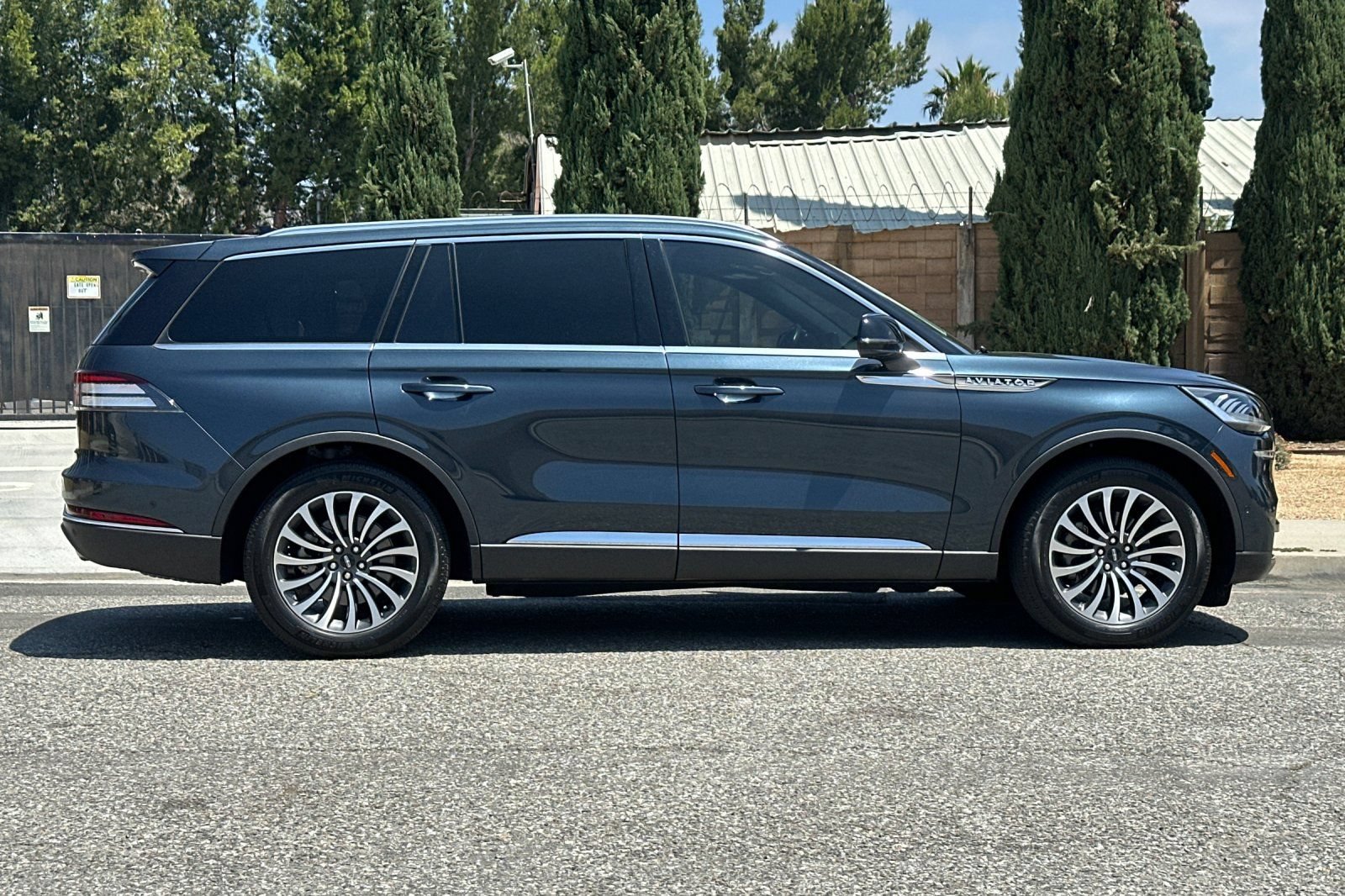 Used 2023 Lincoln Aviator Reserve w/ Equipment Group 201A RWD image 3