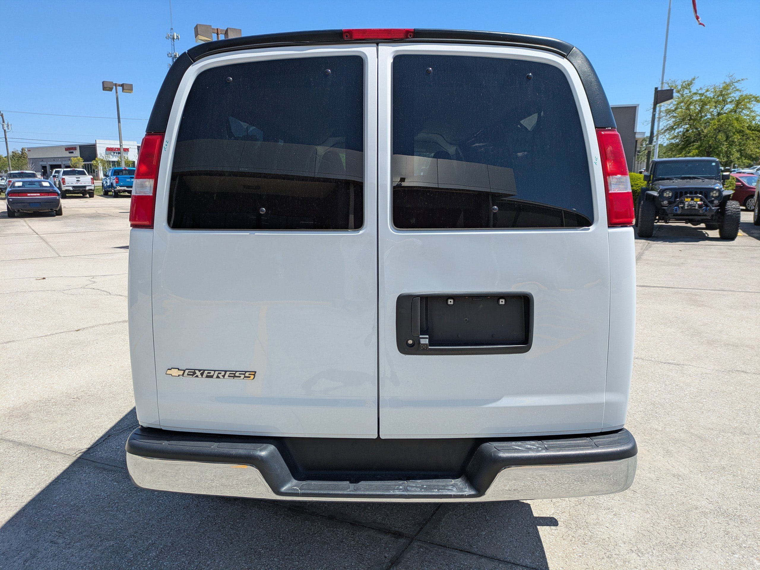 Used 2024 Chevrolet Express 3500 LT w/ LT Preferred Equipment Group RWD image 5