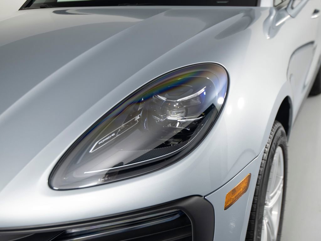 Certified 2025 Porsche Macan image 33