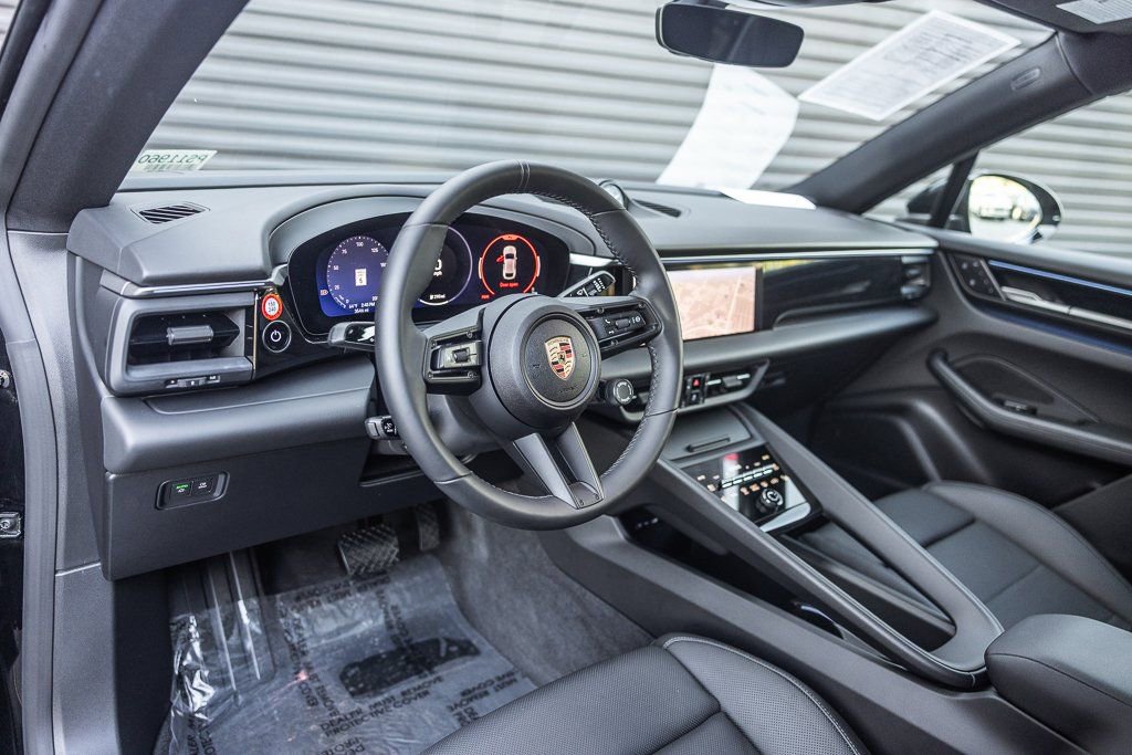 Certified 2025 Porsche Macan Electric image 4