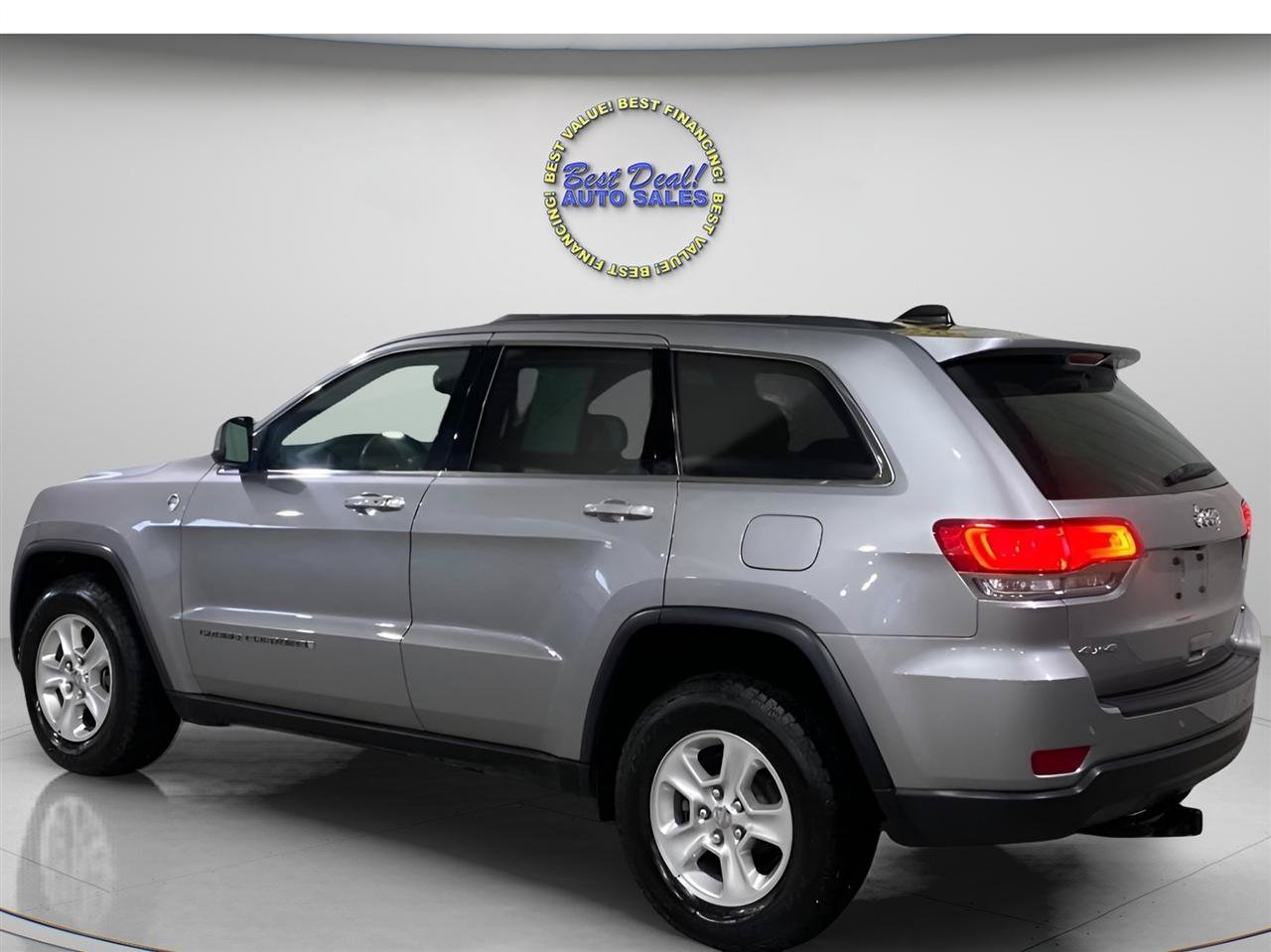 Used 2017 Jeep Grand Cherokee Laredo w/ Quick Order Package 23E AWD/4WD image 3