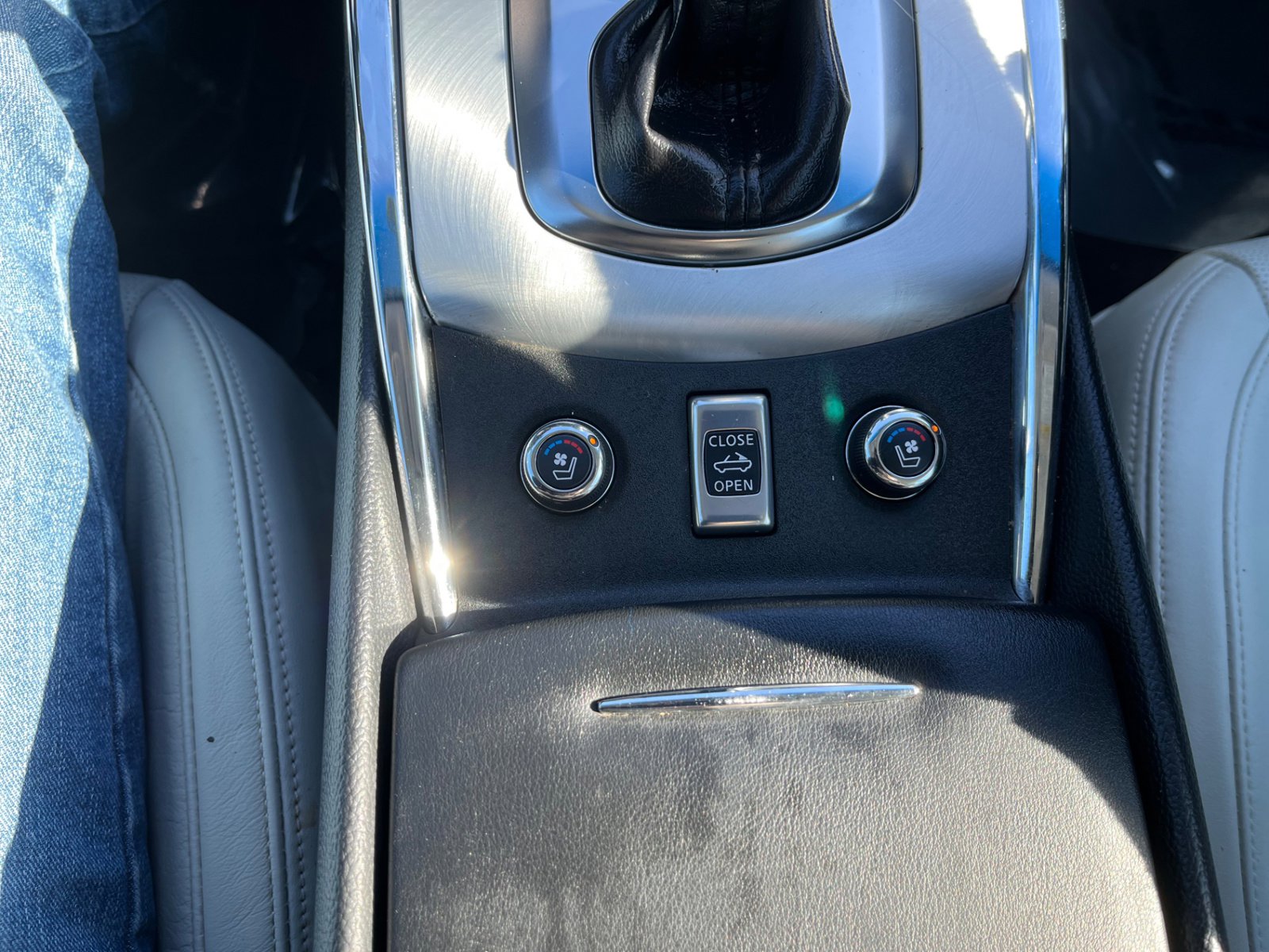 Used 2011 INFINITI G37 w/ Premium Pkg image 31