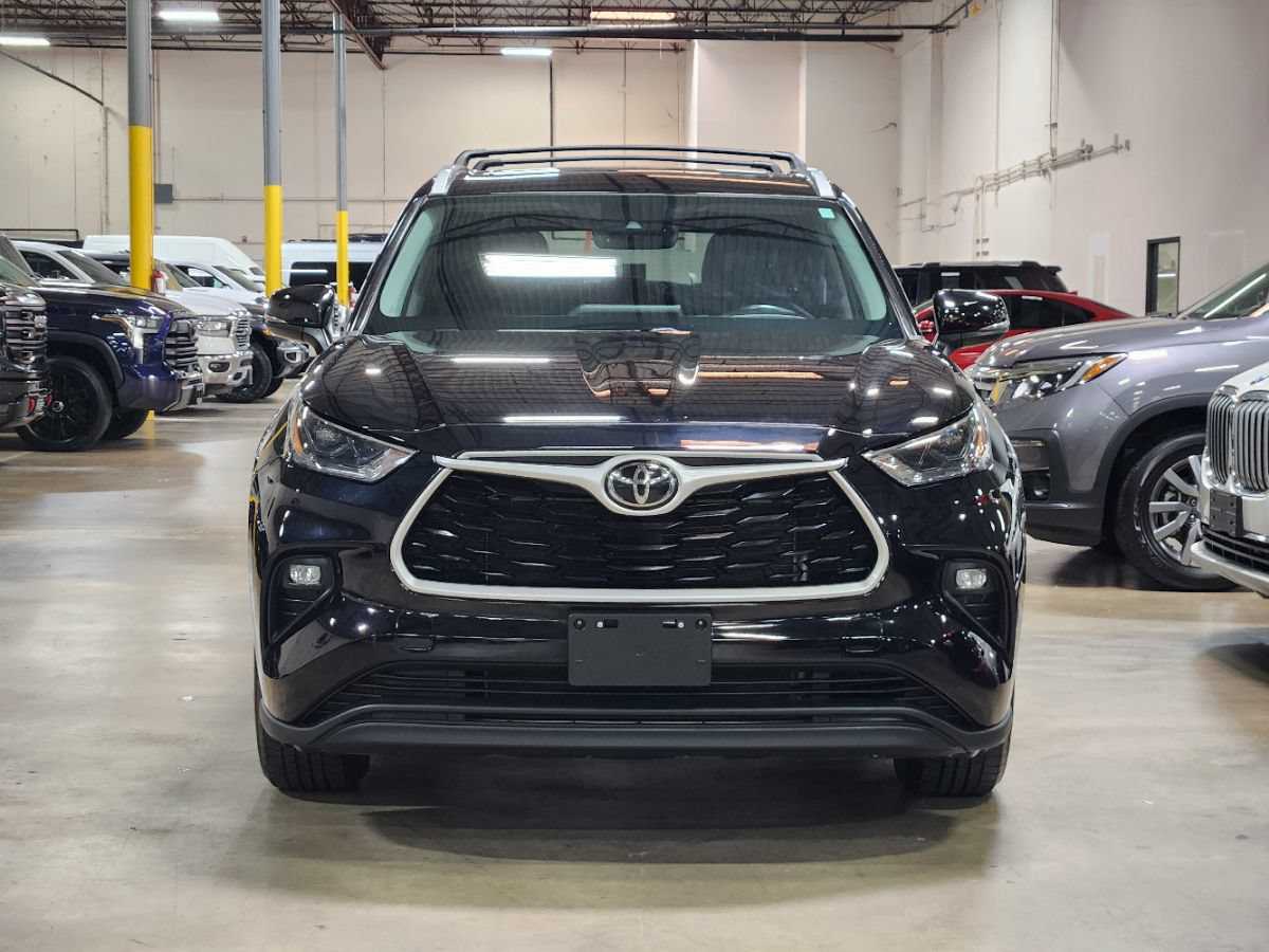 Used 2022 Toyota Highlander XLE FWD image 2