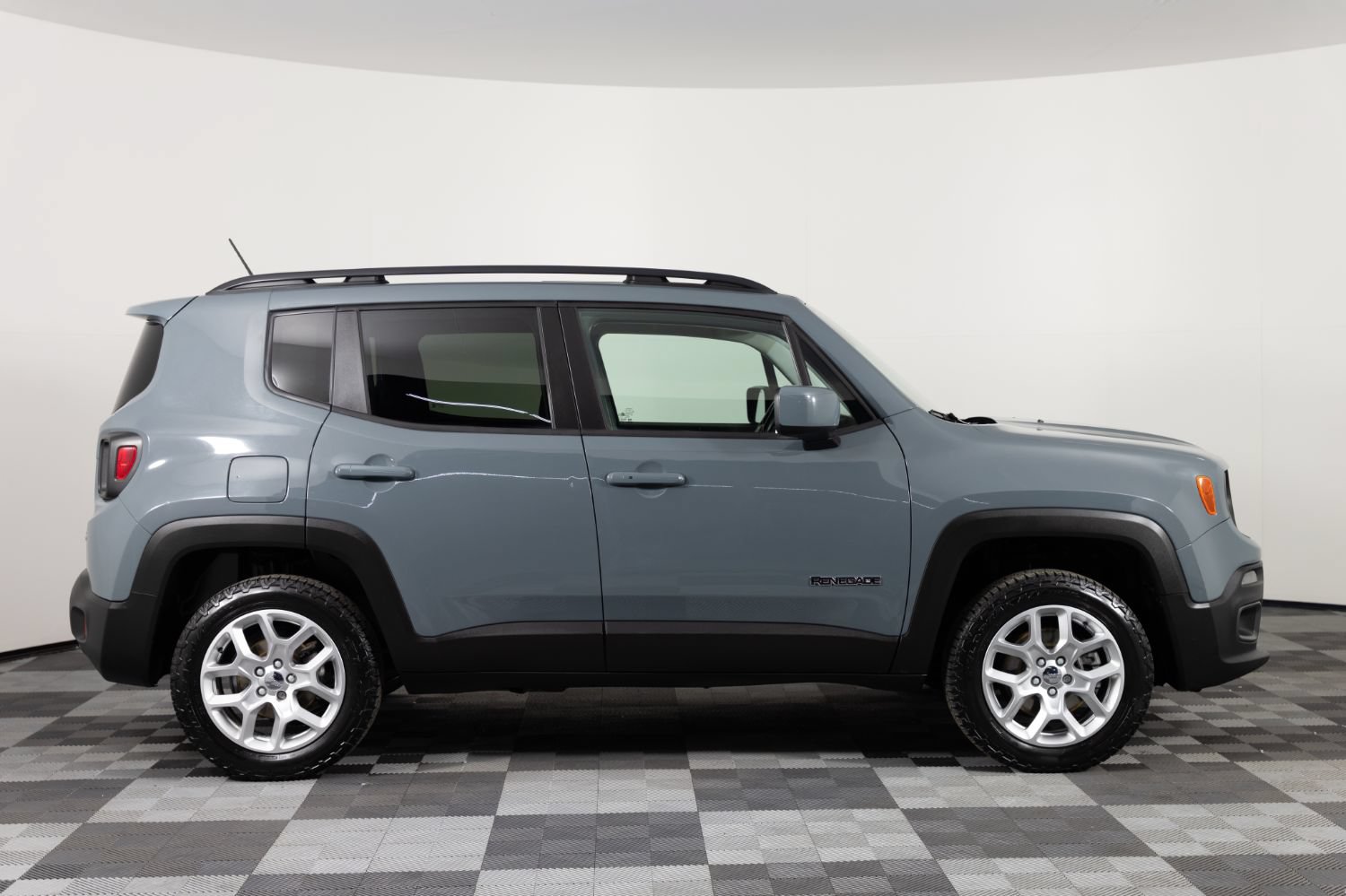 Used 2017 Jeep Renegade Latitude w/ Trailer Tow Group AWD/4WD image 9