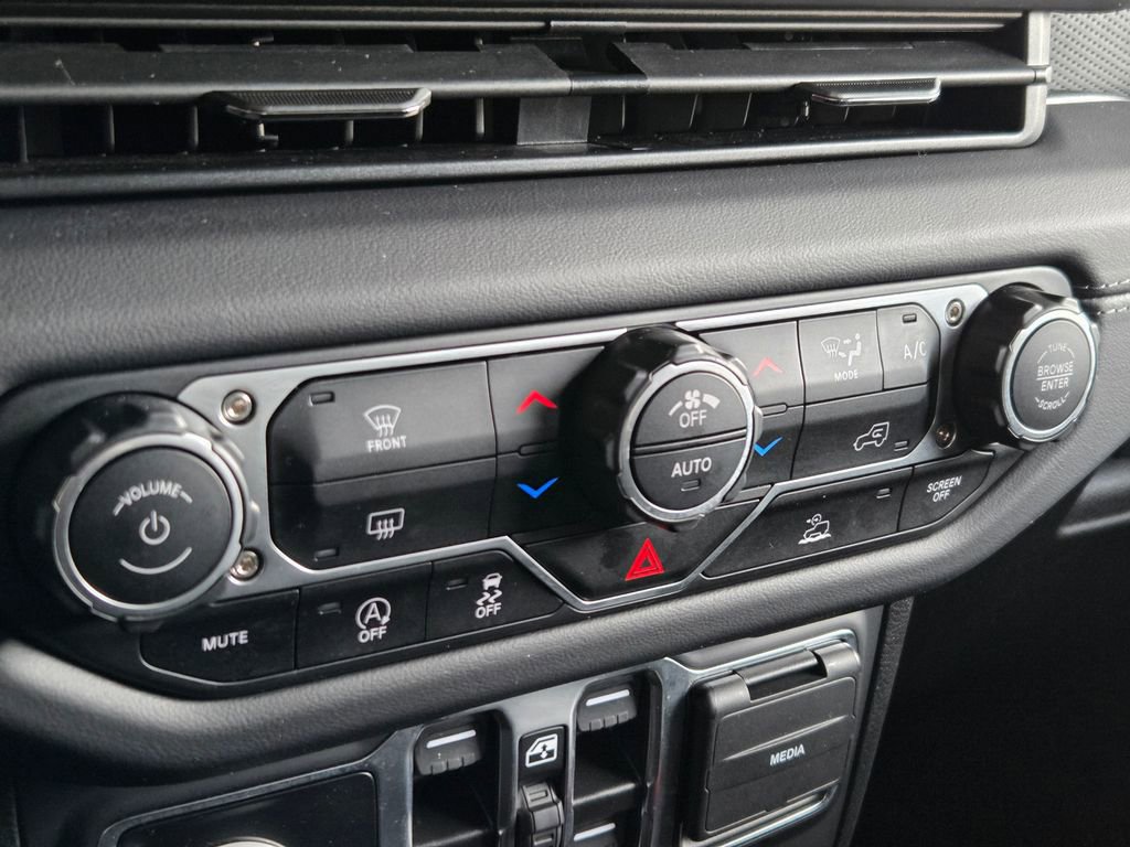 Used 2025 Jeep Wrangler Unlimited Rubicon image 12
