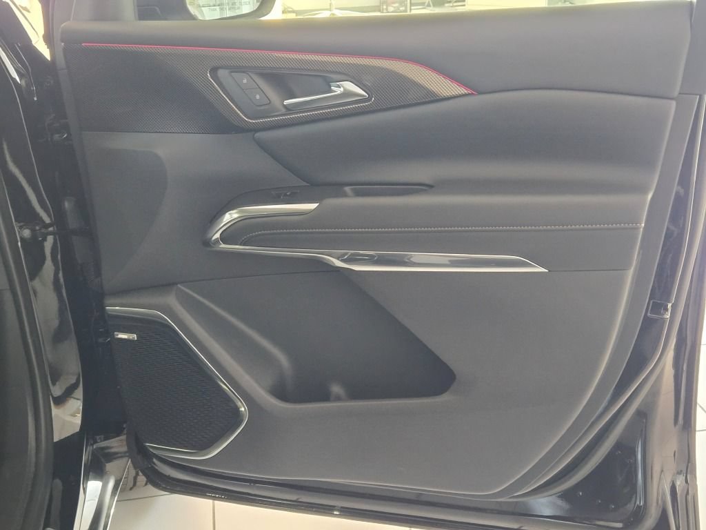 Certified 2025 Chevrolet Traverse High Country w/ LPO, Floor Liner Package AWD/4WD image 5