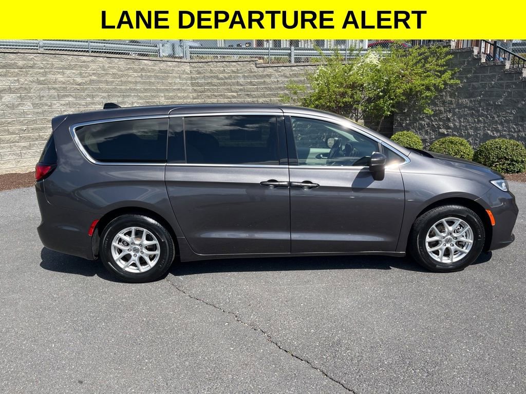 Used 2023 Chrysler Pacifica Touring-L FWD image 3