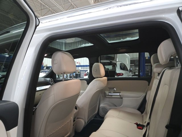 Used 2025 Mercedes-Benz GLB 250 4MATIC image 8