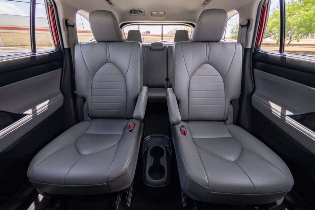 Used 2023 Toyota Highlander XLE FWD image 18