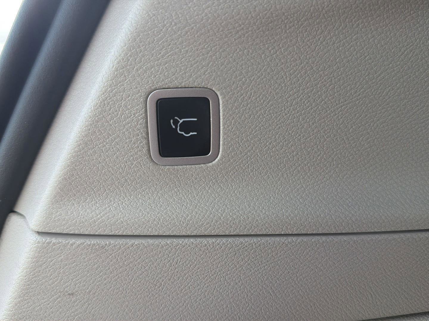Used 2024 Chrysler Voyager LX FWD image 34